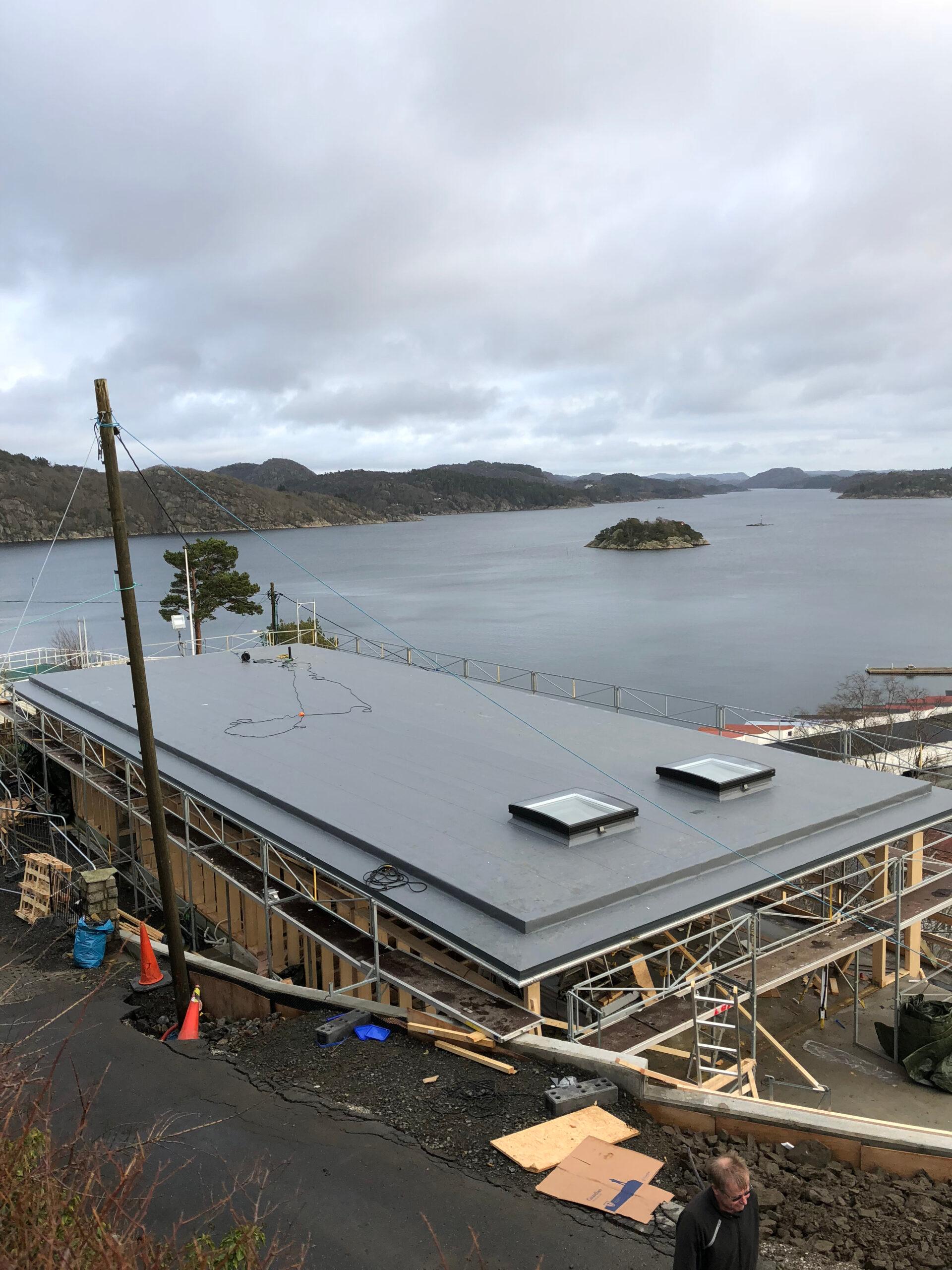 A flat roof by the sea, finished in membrane